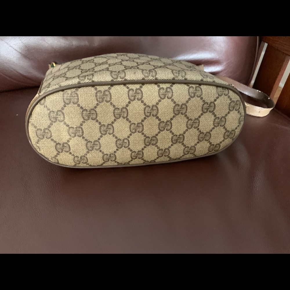 Authentic Gucci - Picture 6 of 11
